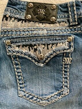 Miss Me Women's Sequin Accent Blue Denim Capri Jeans